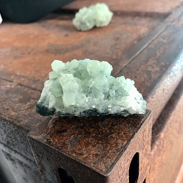 Prehniet Groen ruw stukje nr2 mineralen