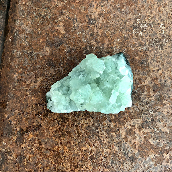 Prehniet Groen ruw stukje nr2 mineralen