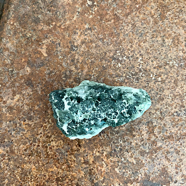 Prehniet Groen ruw stukje nr2 mineralen