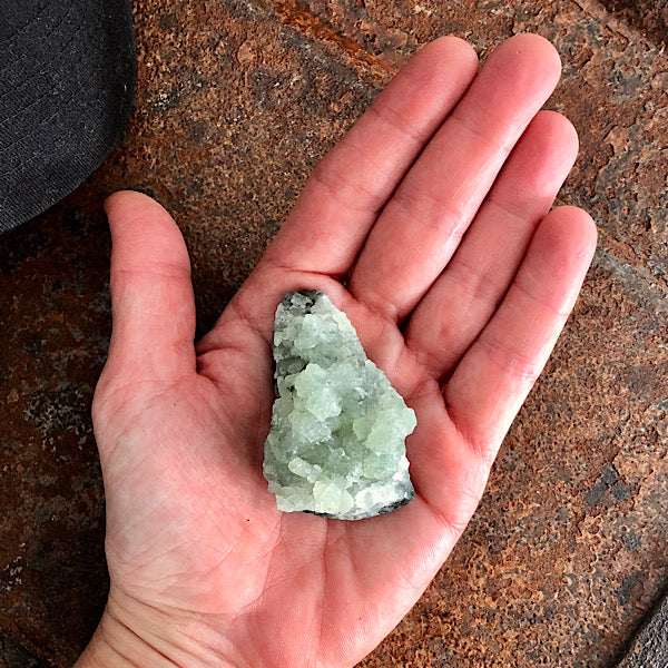 Prehniet Groen ruw stukje nr2 mineralen