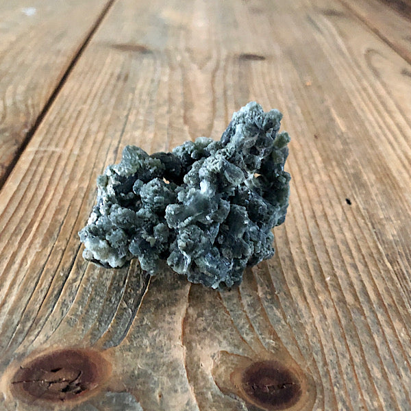 Prehniet Ruw Donker Groen de schatkamer gekristaliseerd mineralen kristallen uniek