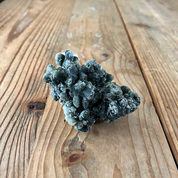 Prehniet Ruw Donker Groen de schatkamer gekristaliseerd mineralen kristallen uniek