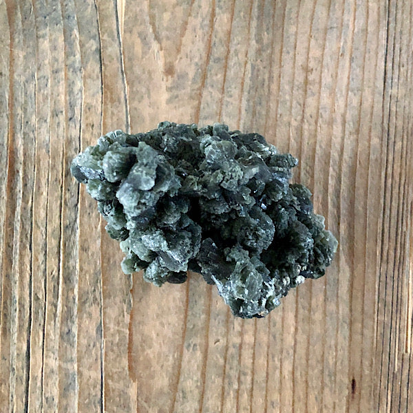 Prehniet Ruw Donker Groen de schatkamer gekristaliseerd mineralen kristallen uniek