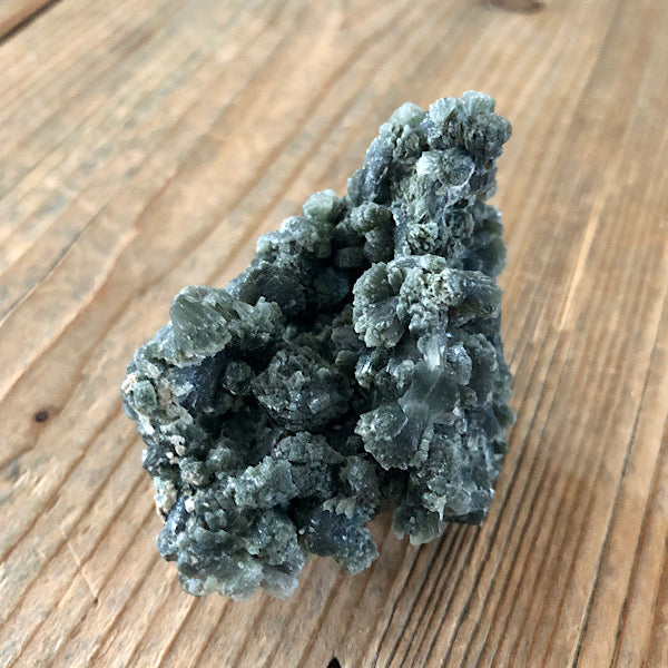 Prehniet Ruw Donker Groen de schatkamer gekristaliseerd mineralen kristallen uniek