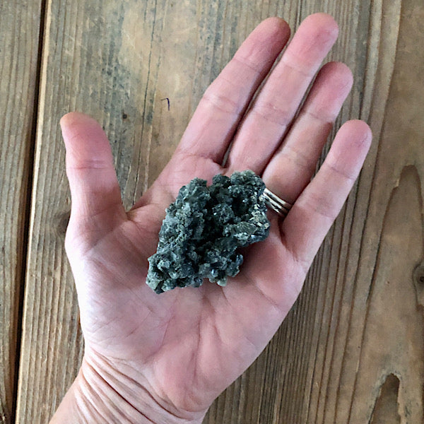 Prehniet Ruw Donker Groen de schatkamer gekristaliseerd mineralen kristallen uniek