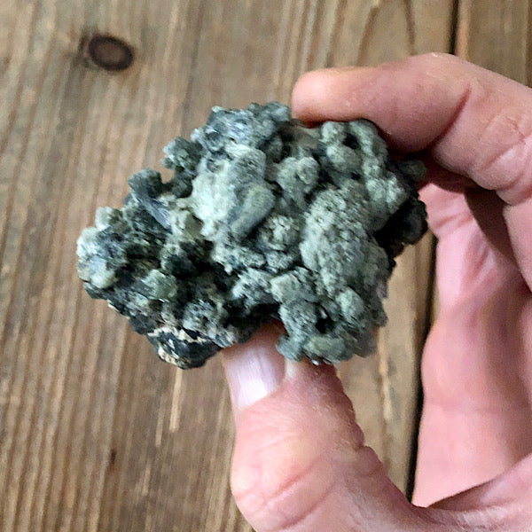 Prehniet Ruw Donker Groen de schatkamer gekristaliseerd mineralen kristallen uniek