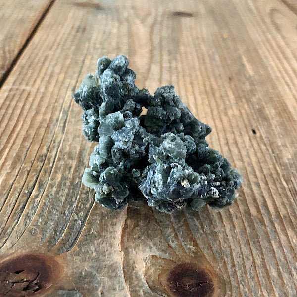 Prehniet Ruw Donker Groen de schatkamer gekristaliseerd mineralen kristallen uniek