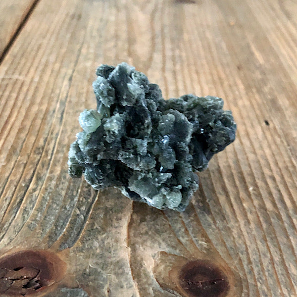 Prehniet Ruw Donker Groen de schatkamer gekristaliseerd mineralen kristallen uniek