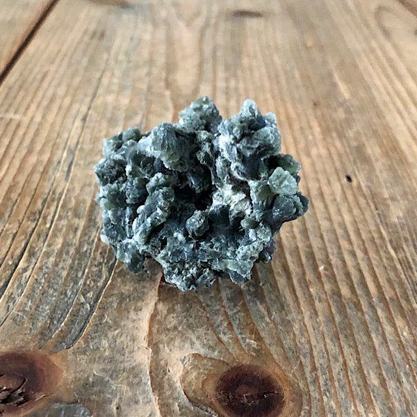 Prehniet Ruw Donker Groen de schatkamer gekristaliseerd mineralen kristallen uniek