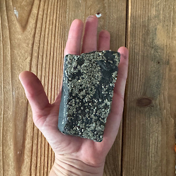 Pyriet op Shungiet Ruw A mineralen