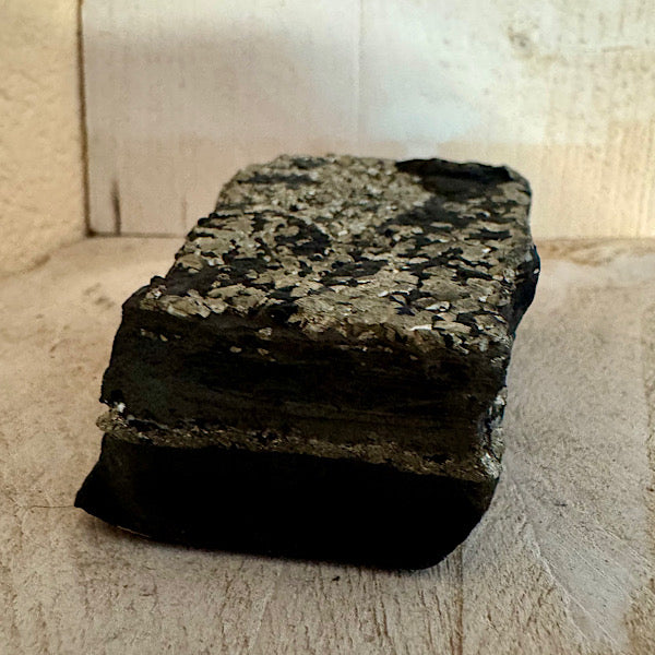 Pyriet op Shungiet Ruw A mineralen zwart