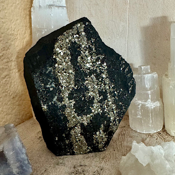 Pyriet op Shungiet Ruw B edelstenenmineralenwinkel.nl zwarte en gouden mineralen