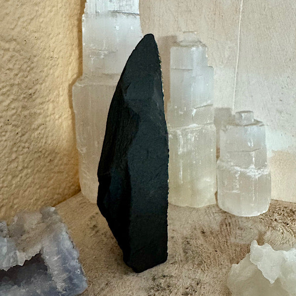 Pyriet op Shungiet Ruw B zwarte kristal