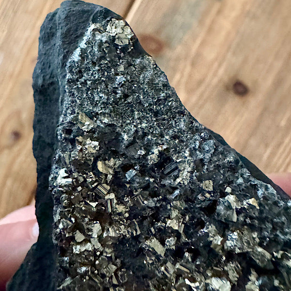 Pyriet op Shungiet Ruw C zwart en goud