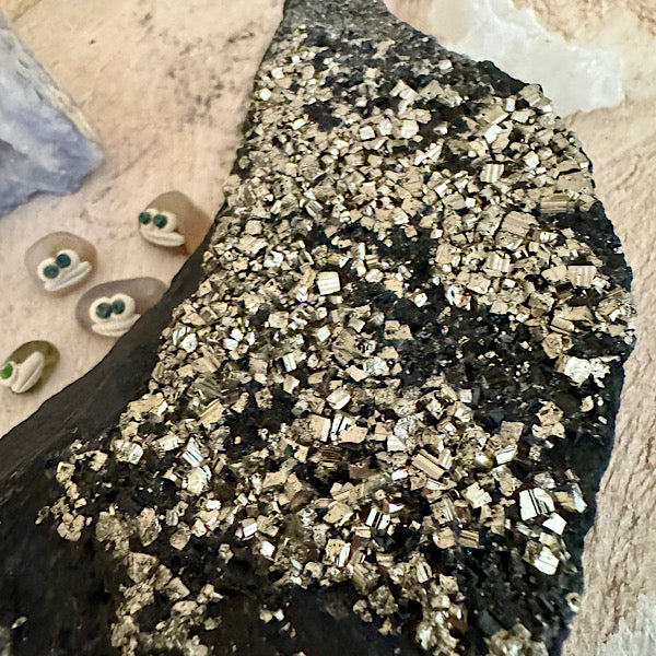 Pyriet op Shungiet Ruw C gouden mineralen