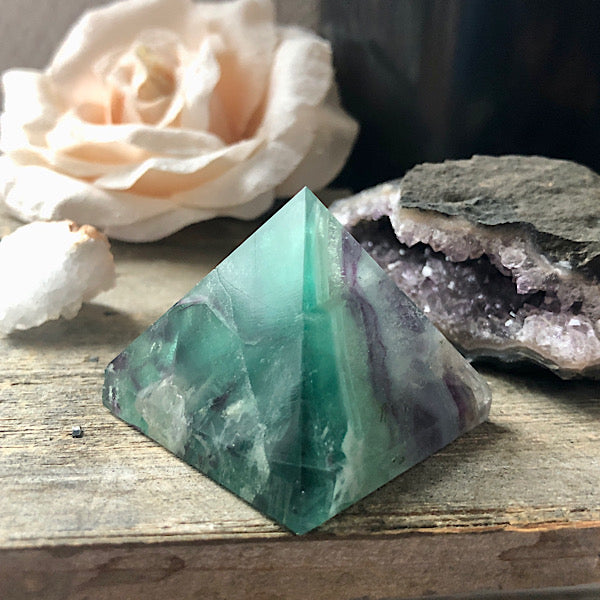 Regenboog Fluoriet Piramide gepolijst Nr2 mineralen energie stromen