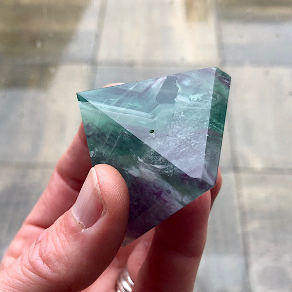 Regenboog Fluoriet Piramide gepolijst Nr2 mineralen energie stromen