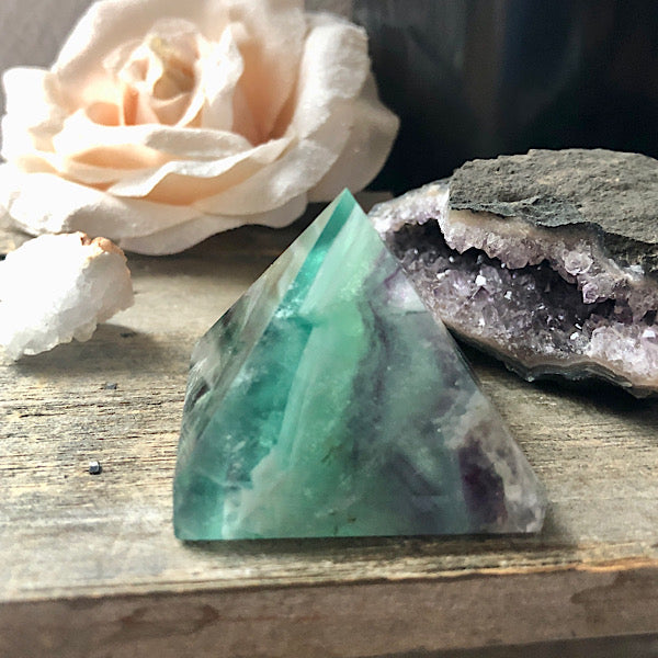 Regenboog Fluoriet Piramide gepolijst Nr2 mineralen energie stromen