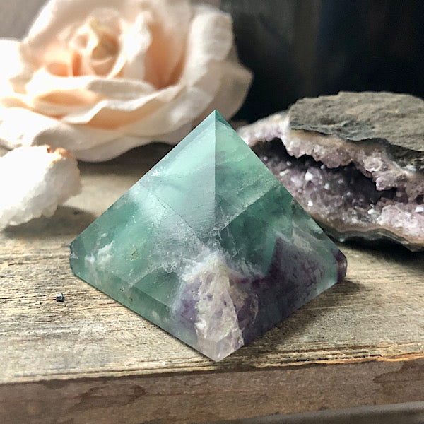 Regenboog Fluoriet Piramide gepolijst Nr2 mineralen energie stromen