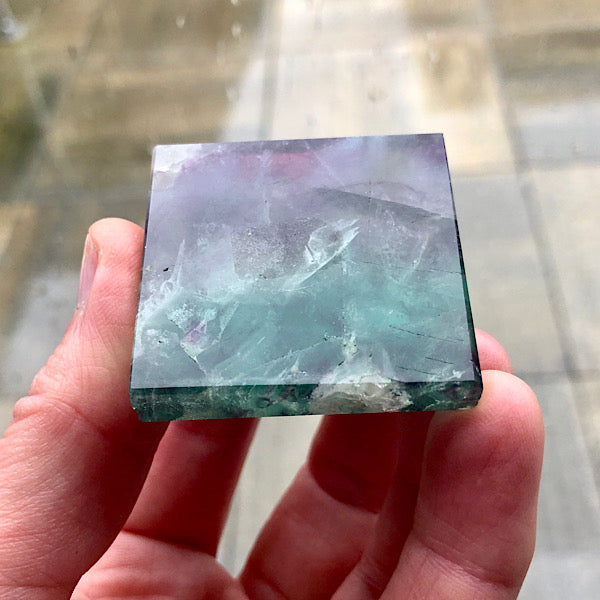 Regenboog Fluoriet Piramide gepolijst Nr2 mineralen energie stromen