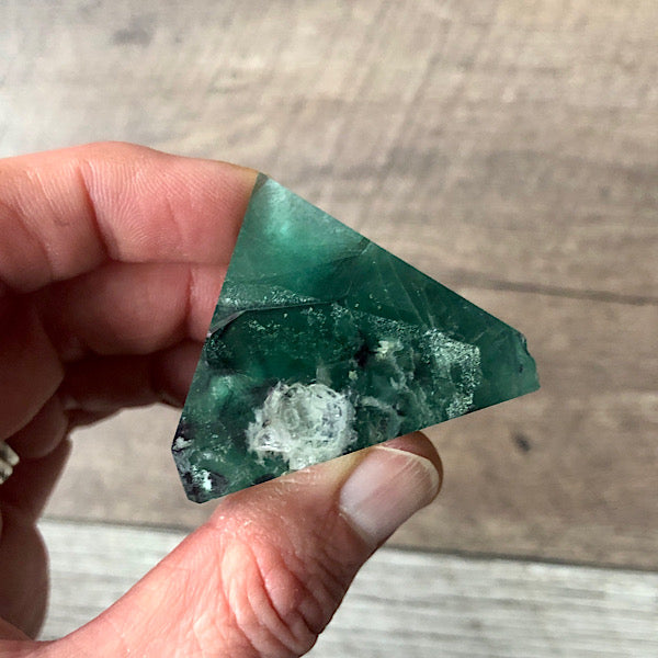 Regenboog Fluoriet Piramide gepolijst Nr2 mineralen energie stromen