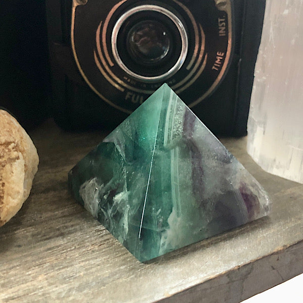 Regenboog Fluoriet Piramide gepolijst Nr2 mineralen energie stromen