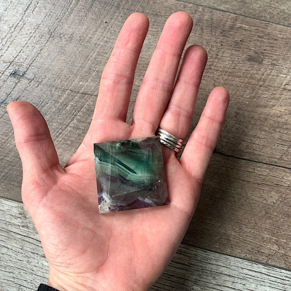 Regenboog Fluoriet Piramide gepolijst Nr2 mineralen energie stromen