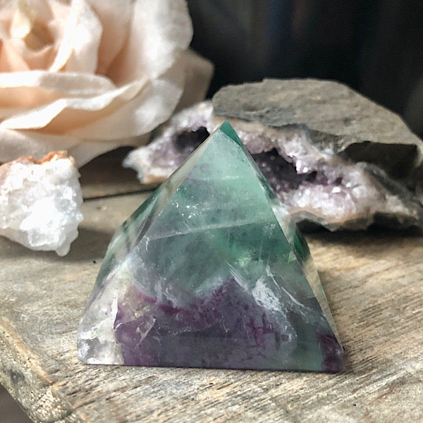 Regenboog Fluoriet Piramide gepolijst Nr2 mineralen energie stromen