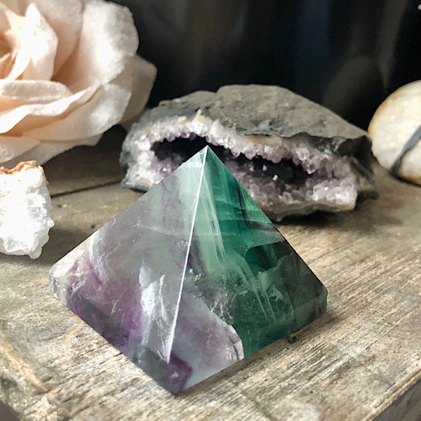 Regenboog Fluoriet Piramide gepolijst Nr2 mineralen energie stromen