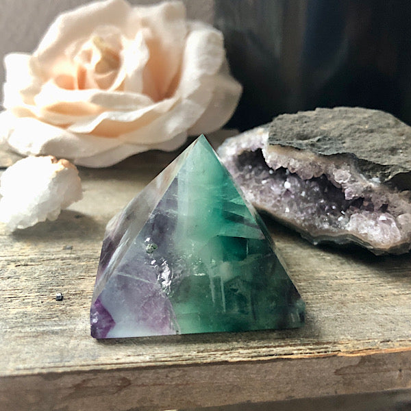 Regenboog Fluoriet Piramide gepolijst Nr2 mineralen energie stromen