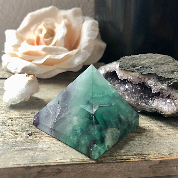 Regenboog Fluoriet Piramide gepolijst Nr2 mineralen energie stromen