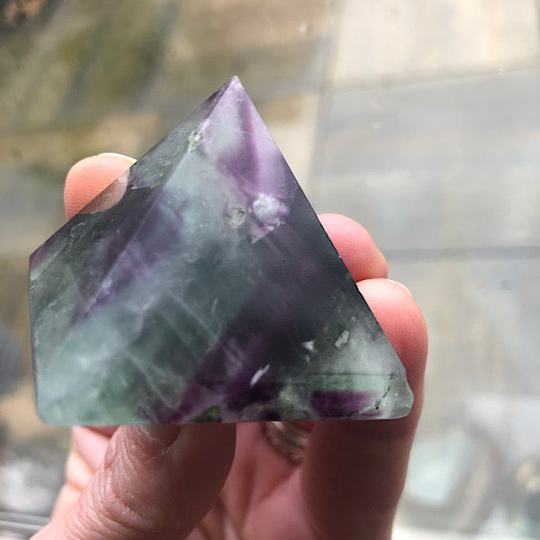 Regenboog Fluoriet Piramide gepolijst Nr1 mineralen energie stromen