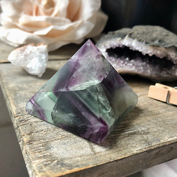 Regenboog Fluoriet Piramide gepolijst Nr1 mineralen energie stromen