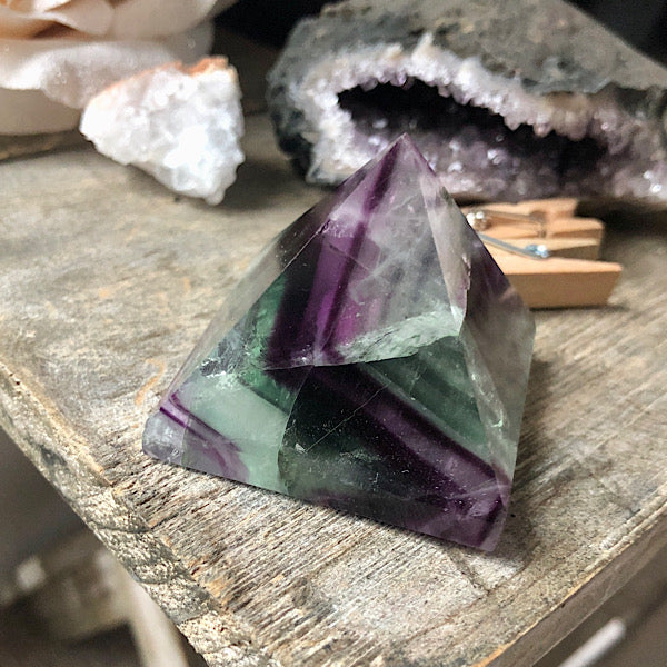 Regenboog Fluoriet Piramide gepolijst Nr1 mineralen energie stromen