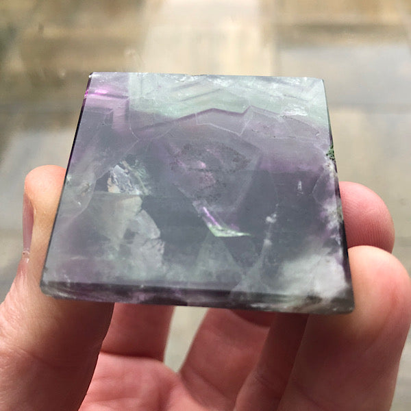 Regenboog Fluoriet Piramide gepolijst Nr1 mineralen energie stromen