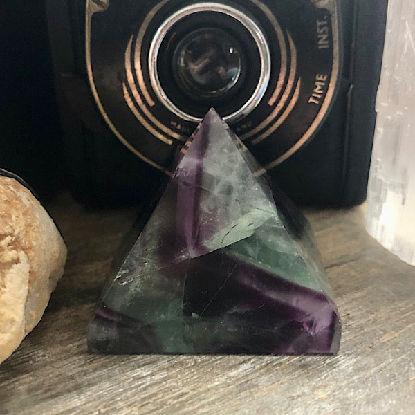 Regenboog Fluoriet Piramide gepolijst Nr1 mineralen energie stromen