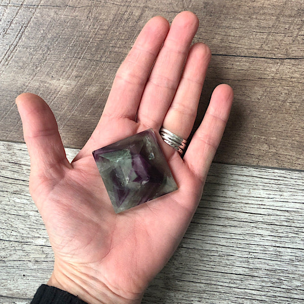 Regenboog Fluoriet Piramide gepolijst Nr1 mineralen energie stromen