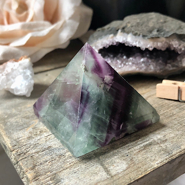 Regenboog Fluoriet Piramide gepolijst Nr1 mineralen energie stromen