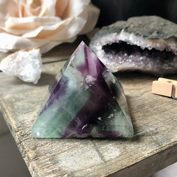 Regenboog Fluoriet Piramide gepolijst Nr1 mineralen energie stromen