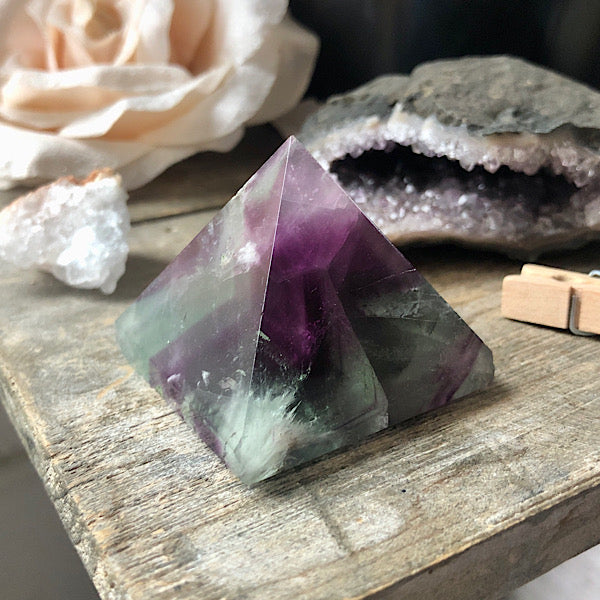 Regenboog Fluoriet Piramide gepolijst Nr1 mineralen energie stromen