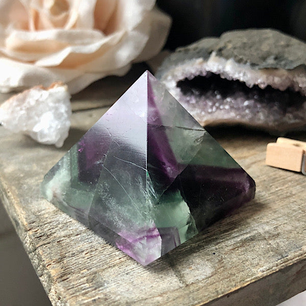 Regenboog Fluoriet Piramide gepolijst Nr1 mineralen energie stromen