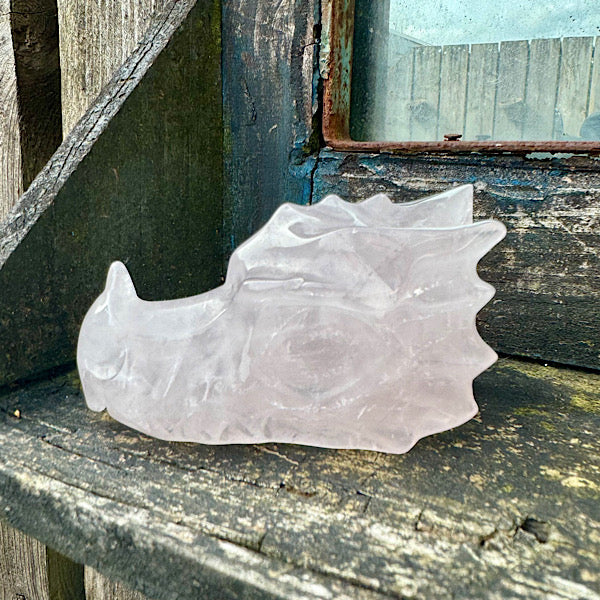 Draken schedel rozekwarts rozenkwarts skull edelstenenmineralenwinkel