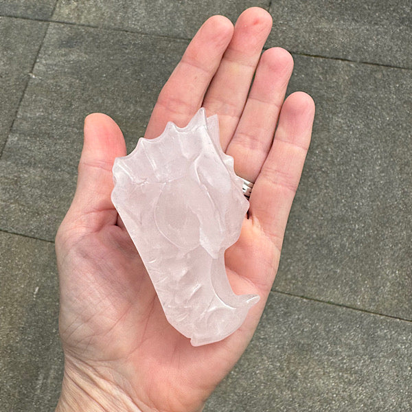 Draken schedel rozekwarts rozenkwarts skull edelstenenmineralenwinkel