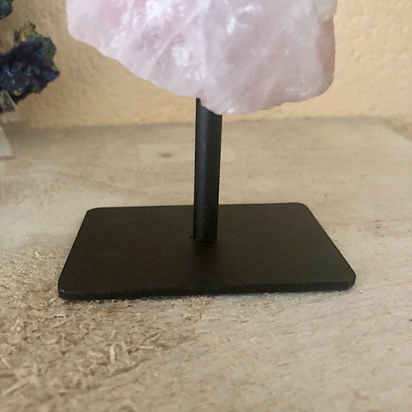 RozeKwarts rozenkwarts Ruw Stuk Met Punt op Standaard Nr1 mineralen kunst