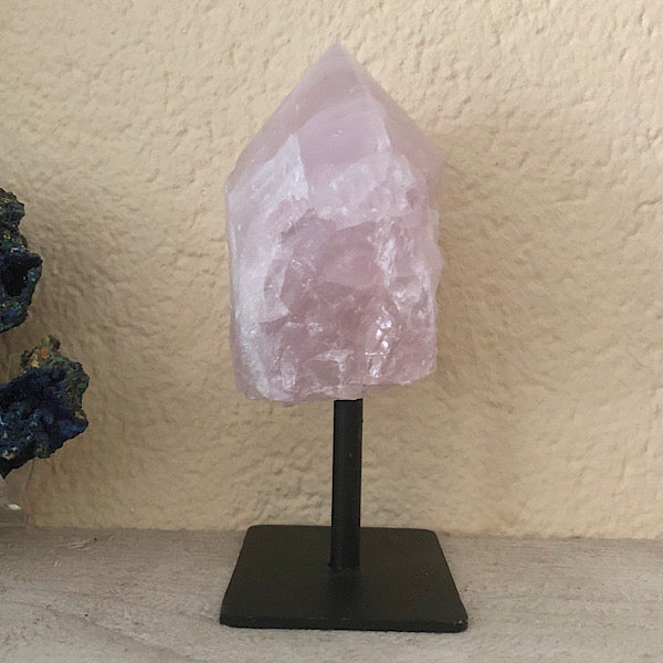 RozeKwarts rozenkwarts Ruw Stuk Met Punt op Standaard Nr1 mineralen kunst