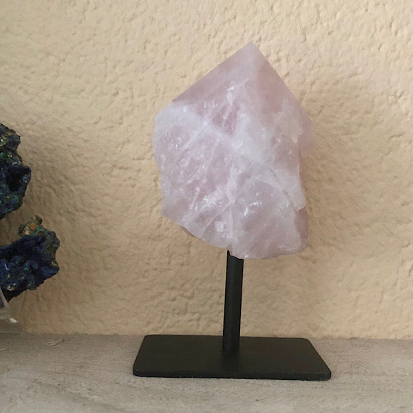 RozeKwarts rozenkwarts Ruw Stuk Met Punt op Standaard Nr1 mineralen kunst