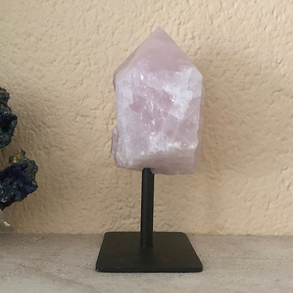 RozeKwarts rozenkwarts Ruw Stuk Met Punt op Standaard Nr1 mineralen kunst