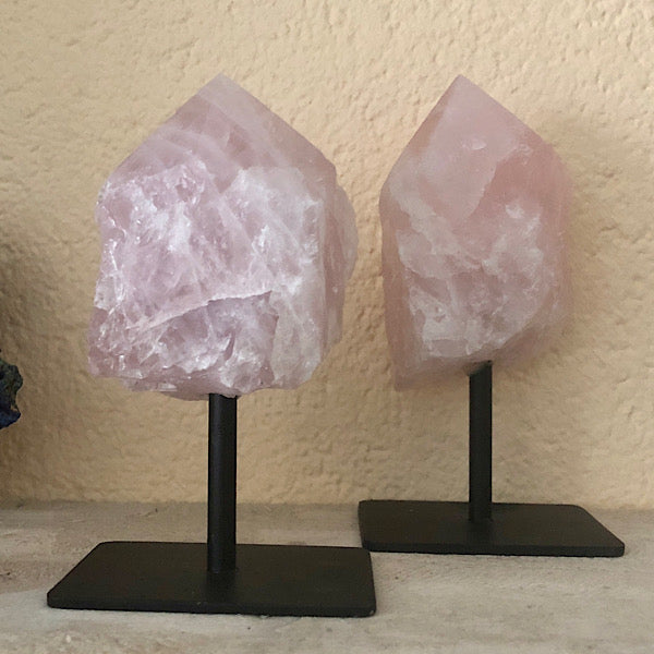 RozeKwarts rozenkwarts Ruw Stuk Met Punt op Standaard Nr1 mineralen kunst