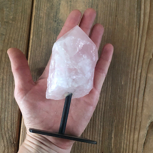 RozeKwarts rozenkwarts Ruw Stuk Met Punt op Standaard Nr2 mineralen kunst