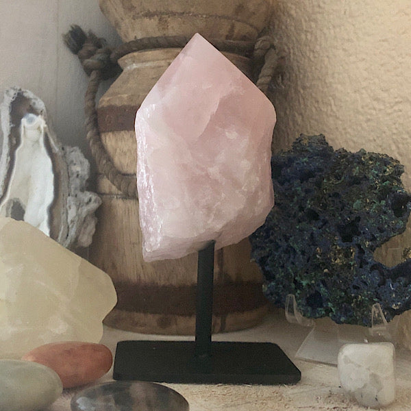 RozeKwarts rozenkwarts Ruw Stuk Met Punt op Standaard Nr2 mineralen kunst